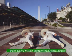 Kevin Johansen y Liniers (Foto Sony Music Argentina - Noticias1440 A003)